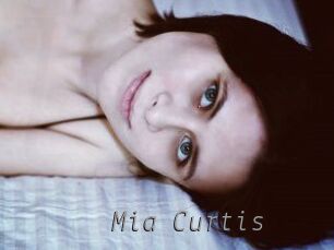 Mia_Curtis